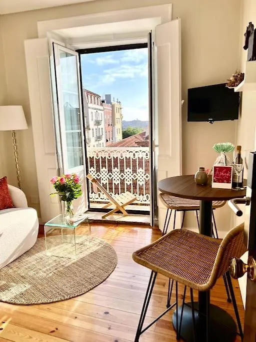 Stylish City Apartment & Sunrise From Your Sofa - Top Stay! リスボン