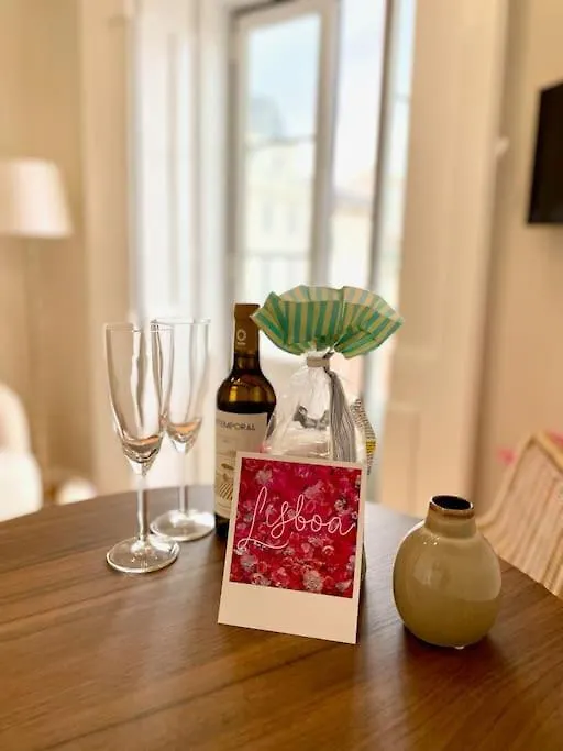 Stylish City Apartment & Sunrise From Your Sofa - Top Stay! Lisboa 0*,